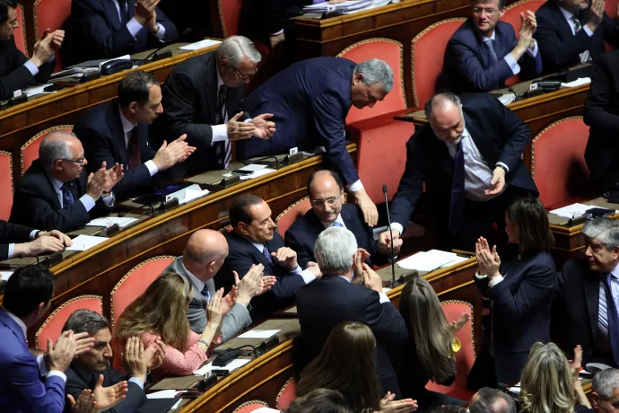 2013. április 30-án bizalmi szavazás után tapsolják meg a képviselők Silvio Belrusconit – Fotó: Franco Origlia / Getty Images
