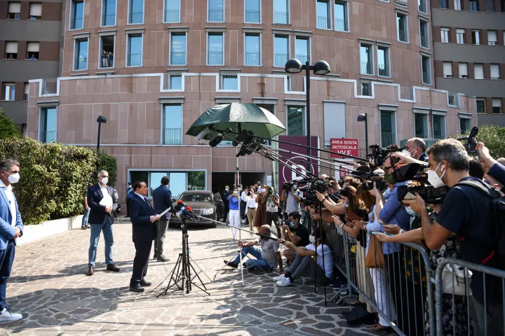 A korábbi olasz miniszterelnök sajtótájékoztatót tartott 2020. szeptember 14-én, miután koronavírus-fertőzéssel kezelték a milánói San Raffaele kórházban – Fotó: Piero Cruciatti / AFP