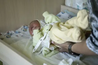 Tízből egy nő nem tud kötődni az újszülött babájához egy brit felmérés szerint