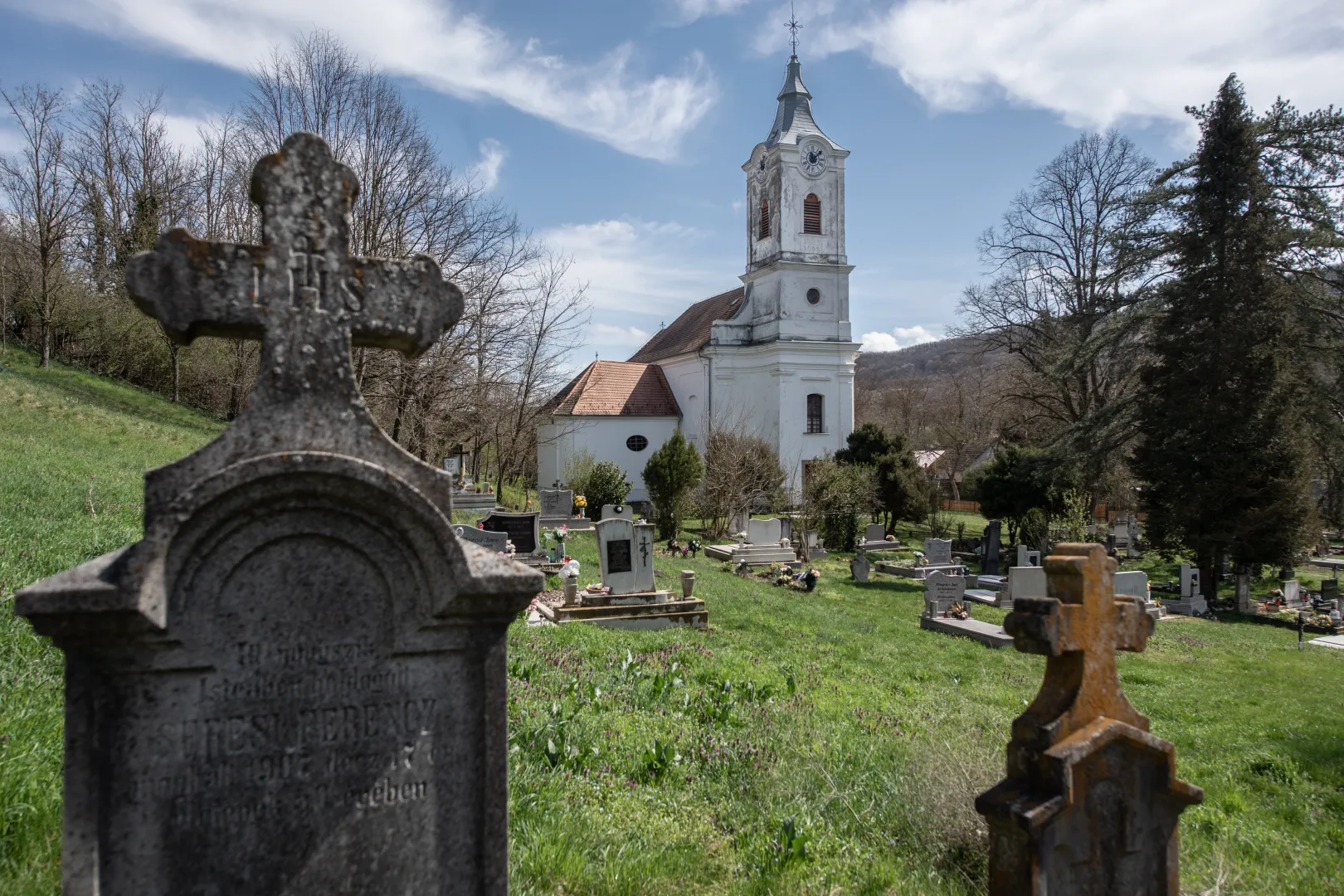 Kapolcs barokk temploma a temetőben – Fotó: Bődey János