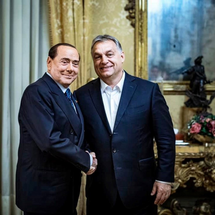 Unga-bunga, orosz vodka, Orbán mestere: Berlusconi inkább volt kívülálló, mint igazi politikus