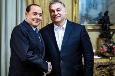 Unga-bunga, orosz vodka, Orbán mestere: Berlusconi inkább volt kívülálló, mint igazi politikus