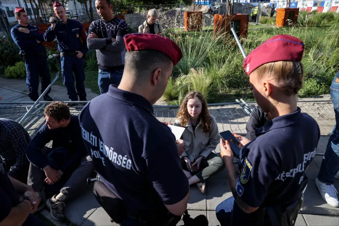Ismét kordont bontott a Momentum a Karmelitánál, a rendőrök mindenkit igazoltattak