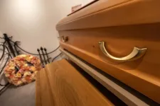 Kopp-kopp, ki az? Egy halottnak hitt ecuadori nő a koporsóban