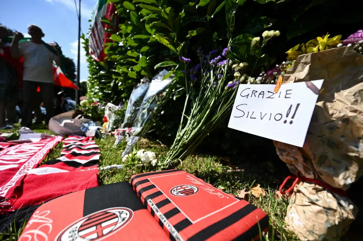 Virágcsokrok és üzenetek a volt olasz miniszterelnök Arcoréban található rezidenciája, a Villa San Martino előtt 2023. június 12-én – Fotó: Stringer / Anadolu Agency / AFP