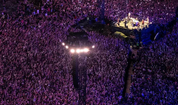 A Rammstein koncertjének közönsége a müncheni Olimpiai Stadionban, 2023. június 7-én – Fotó: Sven Hoppe / Getty Images