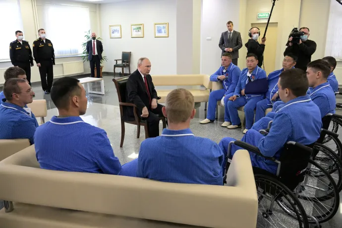 Sebesült katonákat látogatott meg Putyin