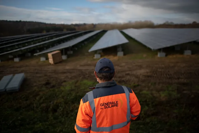 A Generale de Soleil alkalmazottja a cég által telepített napelempark területén, a franciaországi Guignenben, 2020. december 8-án – Fotó: Loic Venance / AFP