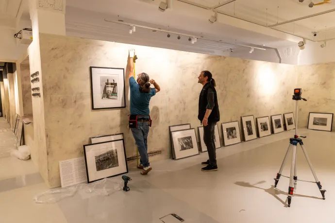 A Robert Capa életmű-kiállítás installációja 2023. május 25-én – Fotók: Melegh Noémi Napsugár / Telex