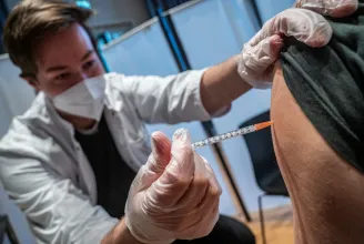 150 ezer eurót követel a BioNTechtől egy német nő a Covid-oltás mellékhatásai miatt