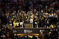 Hárman válságos állapotban vannak, miután a denveri kosarasok történelmi bajnoki címét ünnepelték