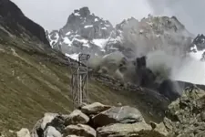 Videón, ahogy egy több ezer tonnás hegyoldal omlik az osztrák völgybe