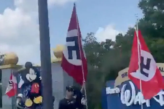 Náci zászlókkal tüntettek a floridai Disney Worldnél