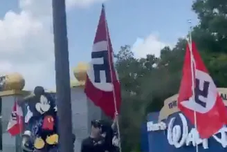 Náci zászlókkal tüntettek a floridai Disney Worldnél