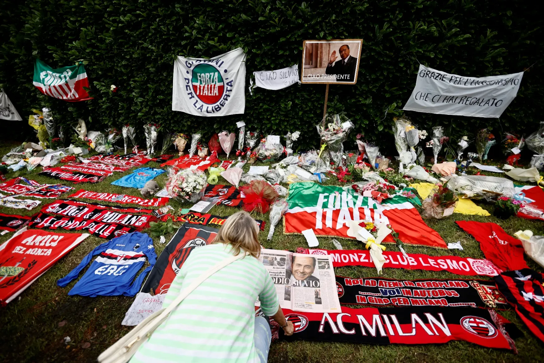 Tízezrek követhetik Silvio Berlusconi temetését a milánói dómnál