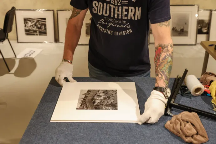 Installation of the Robert Capa lifetime exhibition on 25 May 2023 – Photos: Noémi Napsugár Melegh / Telex