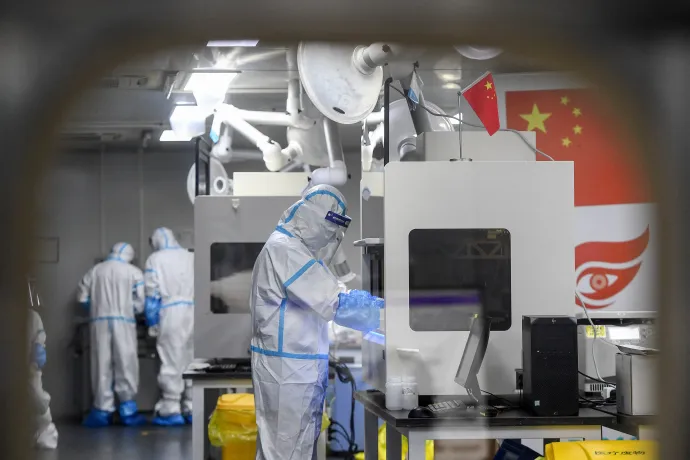 Laboratóriumi technikusok dolgoznak a Covid-19 koronavírus vizsgálatára szánt mintákon egy Covid-19 vizsgálati létesítményben Wuhanban 2021. augusztus 5-én – Fotó: Str / AFP or licensors