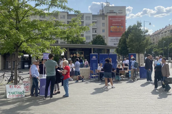 A Momentum és a Budapesti Lakógyűlés pultjai a Móricz Zsigmond körtéren – Fotó: Nagy Bálint / Telex