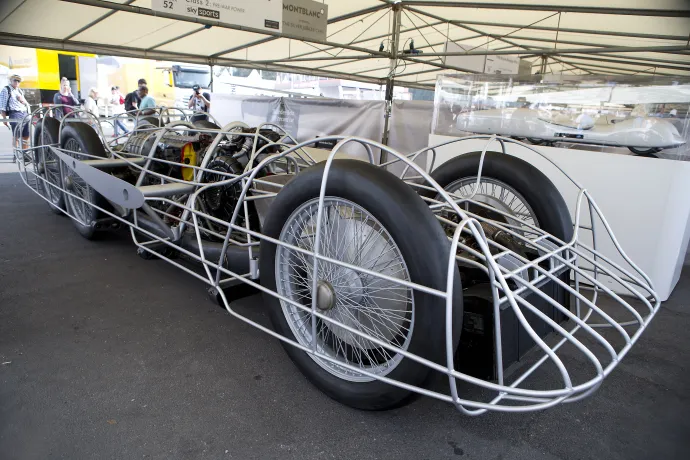 A T80 burkolat nélküli csőváza alatt jól látható a két hátsó tengely a 2018-as Goodwood autóshow-n – Fotó: Michael Cole / Getty Images