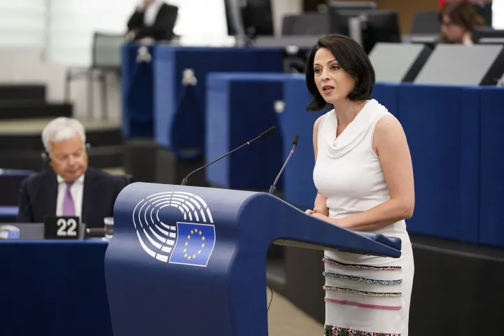 Ramona Strugariu, a liberális Renew-frakció román képviselője a szerdai plenáris ülésen – Fotó: Philippe Buissin / Európai Parlament