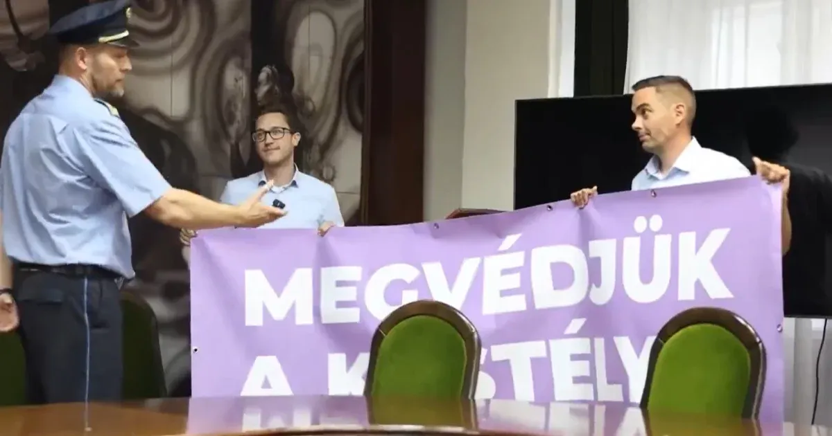 Rendőrök vezették el a kastélyprivatizáció ellen tiltakozó momentumosokat