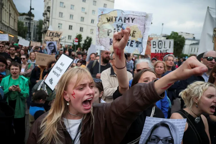 Több lengyel városban tüntettek a szigorú abortuszellenes törvény miatt