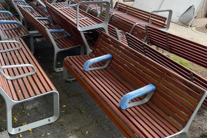 Hajléktalanellenes padokat telepítenek a Főtér-parkba, a Kutyapárt már olajozza a csavarbehajtókat