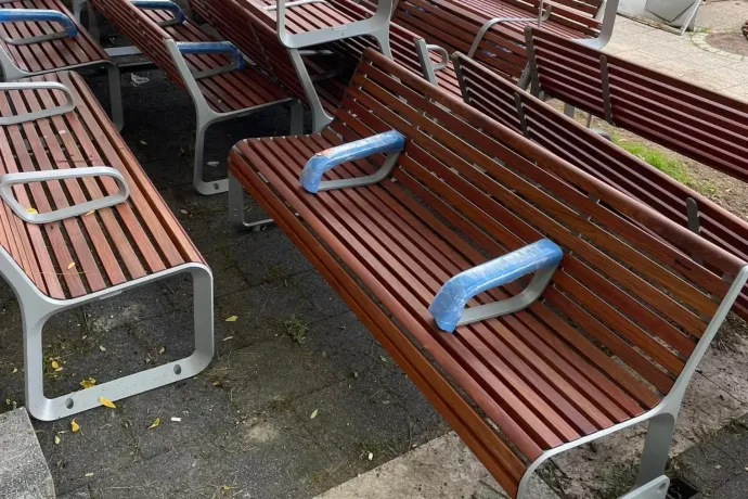 Hajléktalanellenes padokat telepítenek a Főtér-parkba, a Kutyapárt már olajozza a csavarbehajtókat