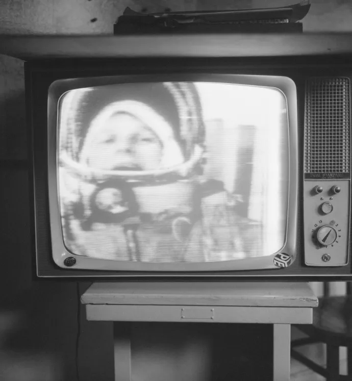 Tyereskova mosolyog az űrből közvetített élőképen egy televízió képernyőjén – Forrás: Bettmann / Getty Images