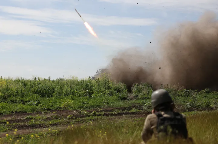 Ukrán katona rakétát lő ki egy BM-21 "Grad" rakéta-sorozatvetőből a Donyecki területen lévő Bahmut közelében 2023. június 13-án – Fotó: Anatolii Stepanov / AFP