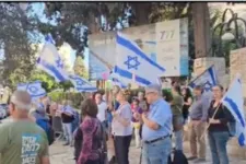 Gergely Gulyás greeted by protesters in Jerusalem