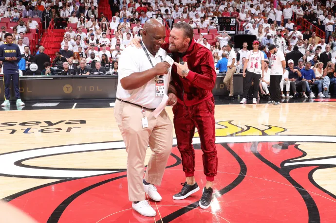 Conor McGregor az NBA-döntő negyedik meccsének szünetében a Kaseya Centerben 2023. június 9-én – Fotó: Nathaniel S. Butler / NBAE / Getty Images / AFP