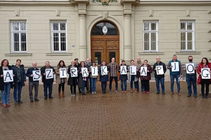 A tavaly februári tüntetés a győri Révai Miklós Gimnázium előtt – Fotó: Sudár Ágnes / Telex