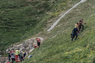 Újra kellett éleszteni egy hatalmasat bukó kerékpárost a Svájci Körversenyen