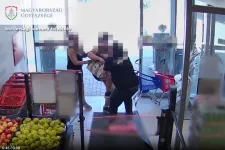 Két nő gondosan telepakolt egy táskát egy újbudai üzletben, majd érzékeny ponton rúgták meg a biztonsági őrt, hogy elmenekülhessenek