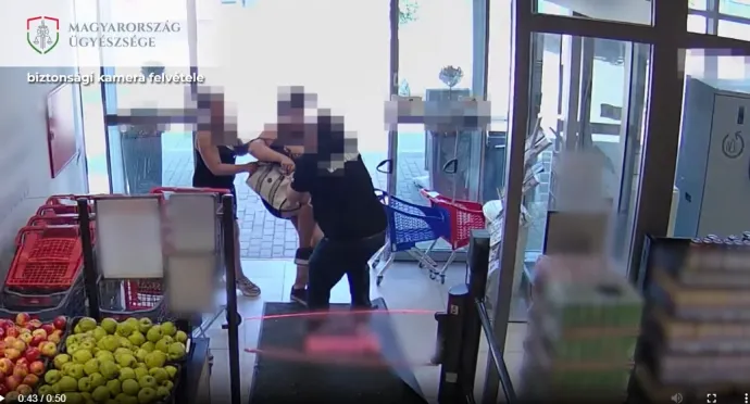 Az érzékeny pontot ért rúgást megelőző pillanat az üzlet biztonsági kamerájának felvételén – Forrás: Magyarország Ügyészsége