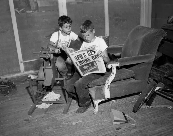 Michael és Robert, a Rosenberg házaspár fiai a család barátainak Toms River-i otthonában a szüleikről szóló újságot olvasnak – Fotó: New York Daily News Archive / Getty Images