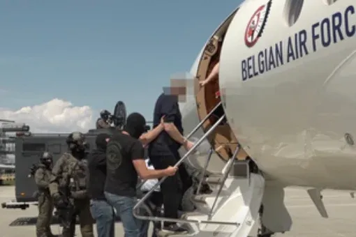 Gépfegyveres TEK-esek kíséretében adták át a brazil drogbárót Belgiumnak
