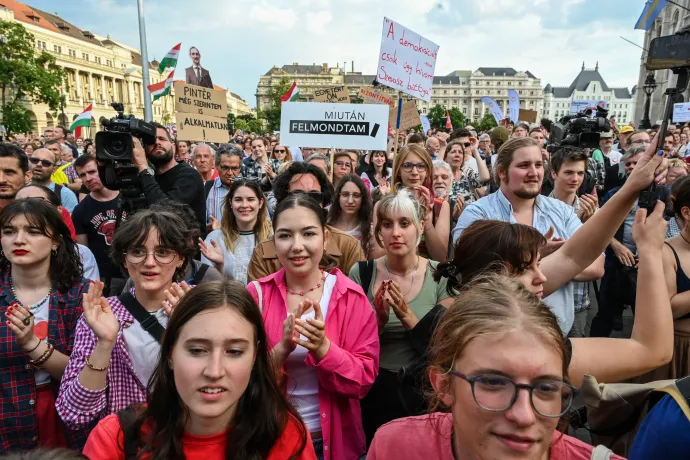 Egy tanár a státusztörvény elleni tüntetésen jelentette be, hogy 31 évnyi tanítás után felmond