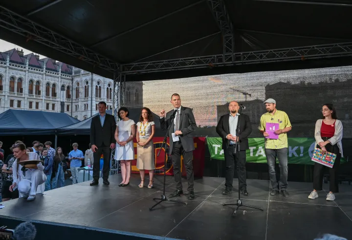 Az ellenzéki politikusok a színpadon – Fotó: Melegh Noémi Napsugár / Telex