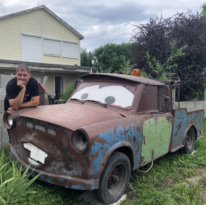 Hulladékból épít házakat, roncsautókat varázsol újjá és közben megteremtett egy különleges közösséget