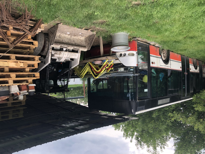 Az udvar egy része egy busszal.