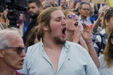 Orbánt levarangyozták, a rendőröknek pedig Szózatot énekeltek a tüntetők