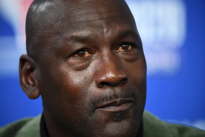 Michael Jordan eladja a Charlotte Hornets NBA-csapat többségét