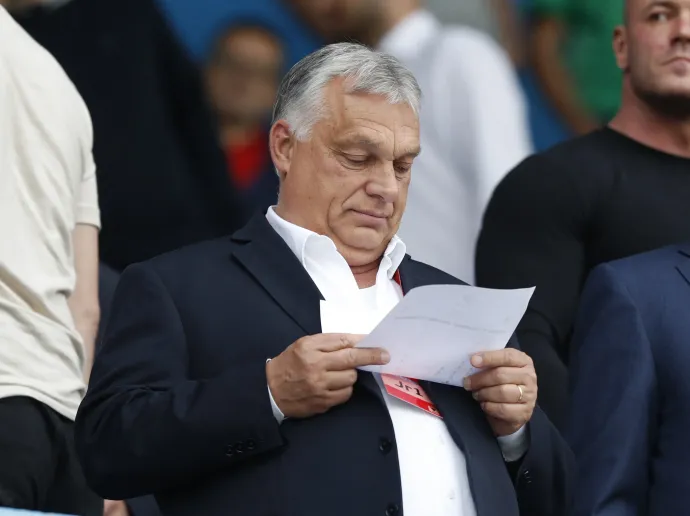 Orbán Viktor miniszterelnök a podgoricai stadion lelátóján – Fotó: Stevo Vasiljevic / Reuters