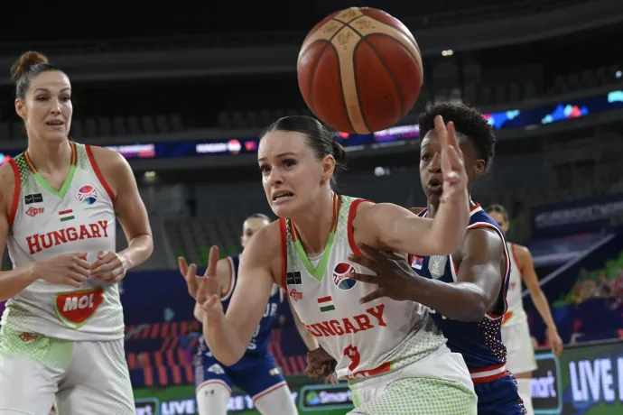  Kiss Virág (b) és Studer Ágnes (k), valamint a szerb Yvonne Anderson (j) a női kosárlabda-Európa-bajnokság csoportkörének harmadik fordulójában – Fotó: Kovács Tamás / MTI