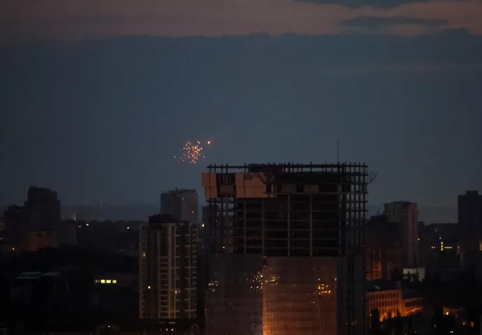 Az ukrán légvédelem által megsemmisített orosz drón lángja Kijev felett 2023. június 20-án hajnalban – Fotó: Gleb Garanich / Reuters