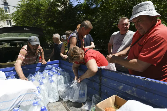 Palackozott ivóvizet osztanak az árvíz által érintett herszoni Hola-Prisztanyban – Fotó: Anadolu Agency / AFP