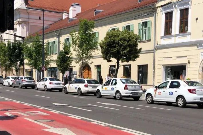 Az országos taxis tüntetéshez csatlakozva Kolozsváron és Marosvásárhelyen is felvonultak a taxisofőrök