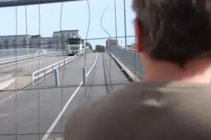 Egy gyaloghíddal összekötöttek két stockholmi városrészt, amiből politikai ügy lett